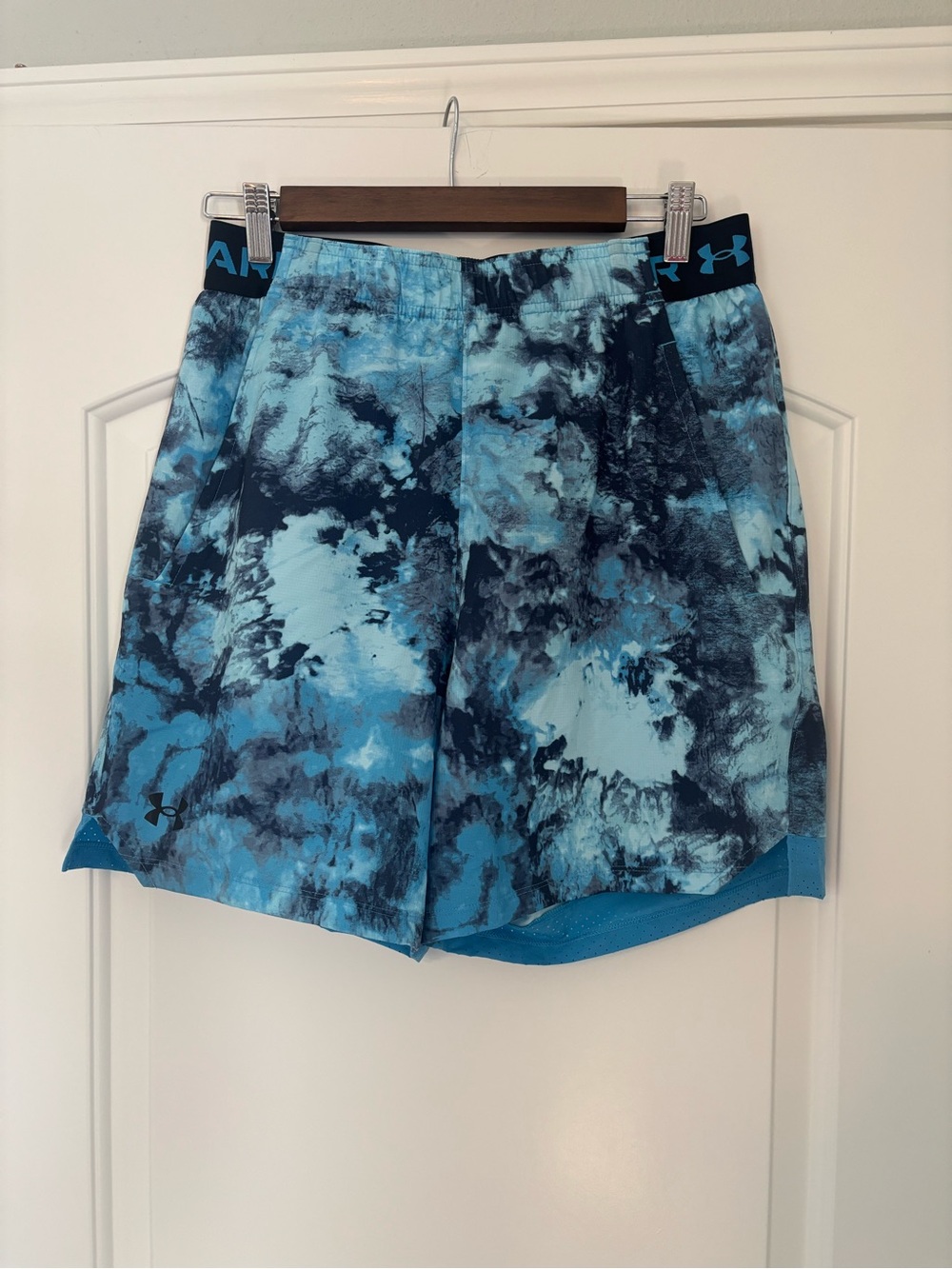 NWT Under Armour Vanish Woven 6" Printed Shorts Blue Tie-Dye - Picture 4 of 12